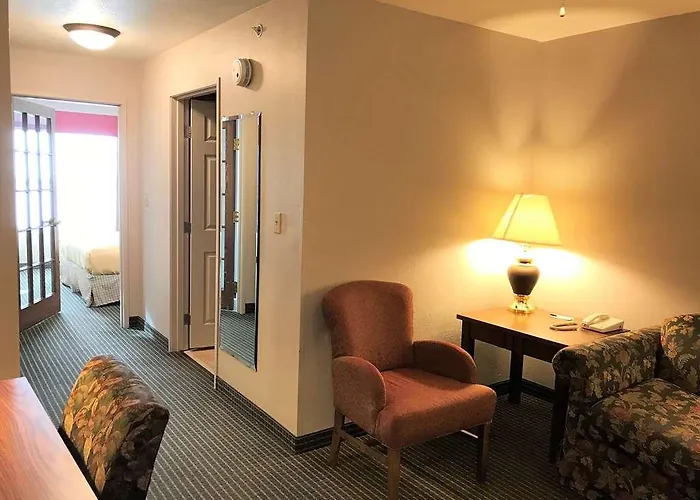 Hotel Express & By Ihg - Great Lakes-free Breakfast And Naval Base Shuttle 3*