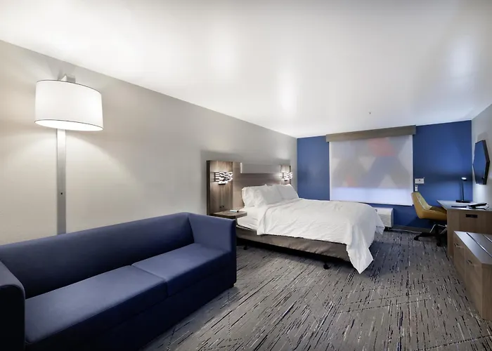 Express & By Ihg - Great Lakes-free Breakfast And Naval Base Shuttle Hotel 3*