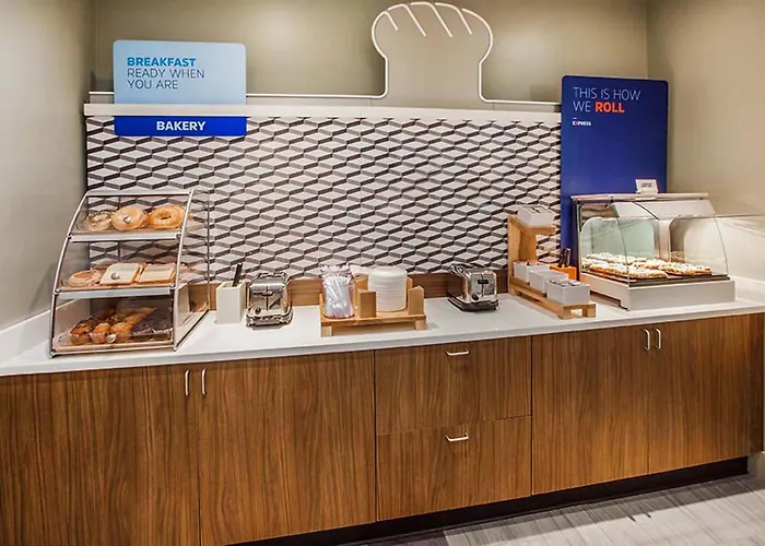 Express & By Ihg - Great Lakes-free Breakfast And Naval Base Shuttle Zion