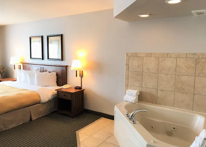 Express & By Ihg - Great Lakes-free Breakfast And Naval Base Shuttle Zion