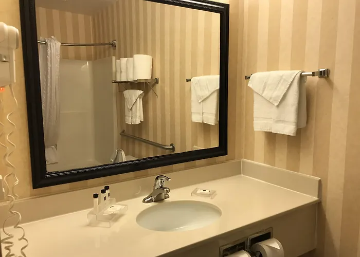 Express & By Ihg - Great Lakes-free Breakfast And Naval Base Shuttle 3*