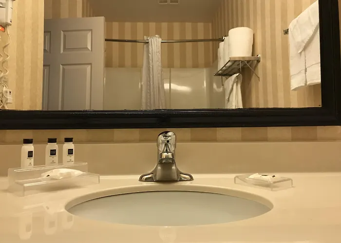 Hotel Express & By Ihg - Great Lakes-free Breakfast And Naval Base Shuttle 3*