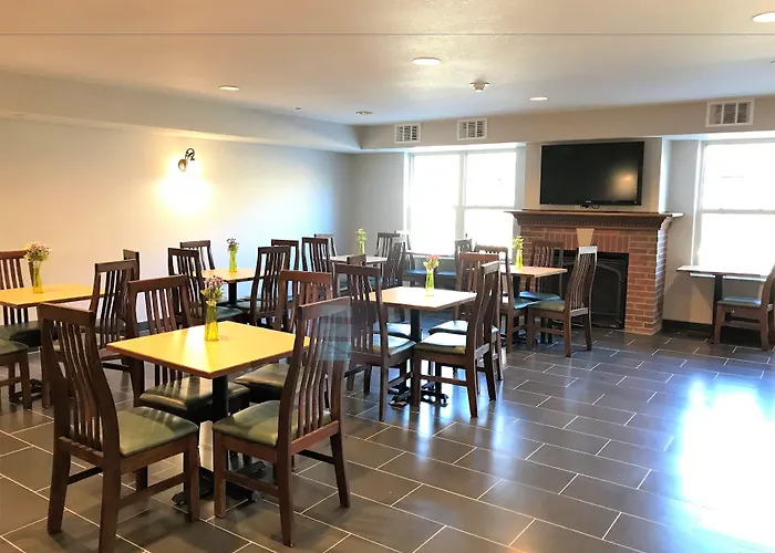 Express & By Ihg - Great Lakes-free Breakfast And Naval Base Shuttle Hotel