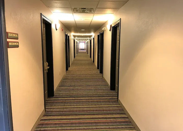 Express & By Ihg - Great Lakes-free Breakfast And Naval Base Shuttle Hotel