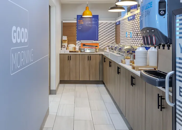 Express & By Ihg - Great Lakes-free Breakfast And Naval Base Shuttle Hotel 3*