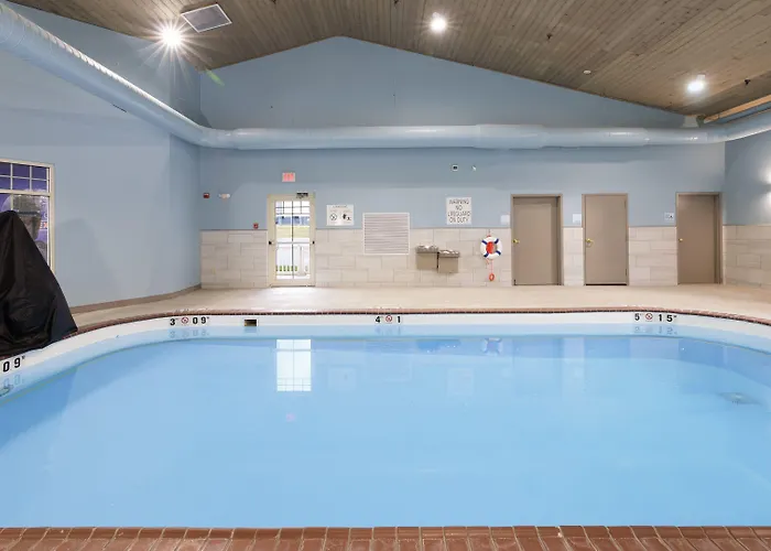 Express & By Ihg - Great Lakes-free Breakfast And Naval Base Shuttle Hotel 3*