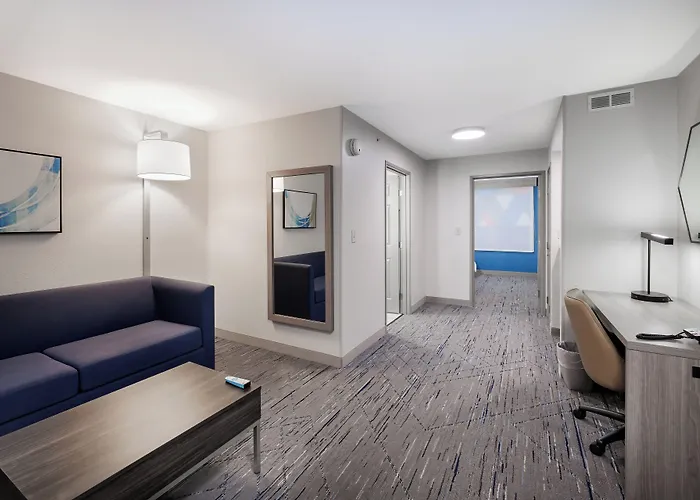 Express & By Ihg - Great Lakes-free Breakfast And Naval Base Shuttle Hotel 3*