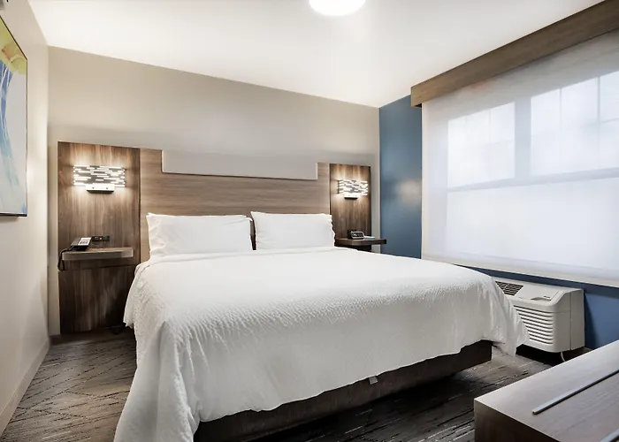 Express & By Ihg - Great Lakes-free Breakfast And Naval Base Shuttle