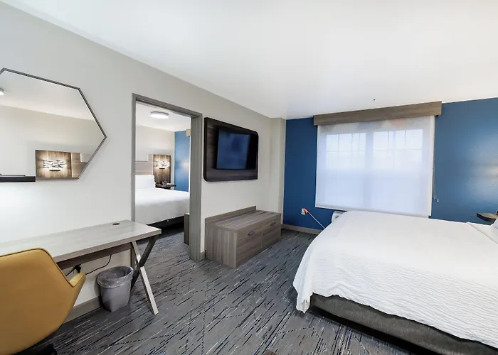 Express & By Ihg - Great Lakes-free Breakfast And Naval Base Shuttle 3*
