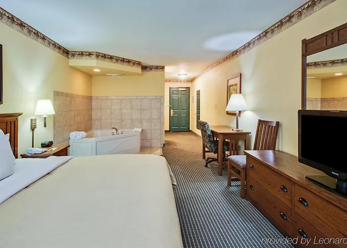 Hotel Express & By Ihg - Great Lakes-free Breakfast And Naval Base Shuttle 3*